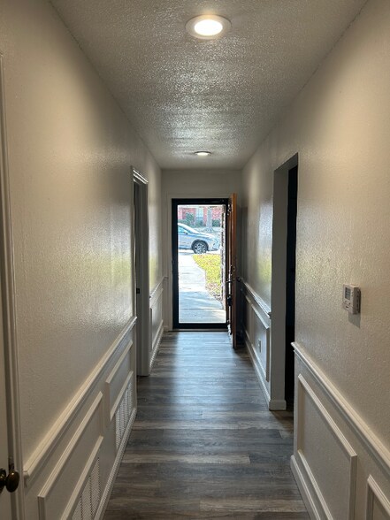 Building Photo - 801 Summit Dr