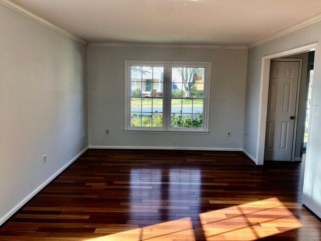 Formal living room - 120 Connemara Dr