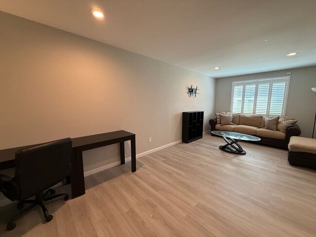 Building Photo - Fully Furnished 3 Bedroom, 2 Bath Home wit...