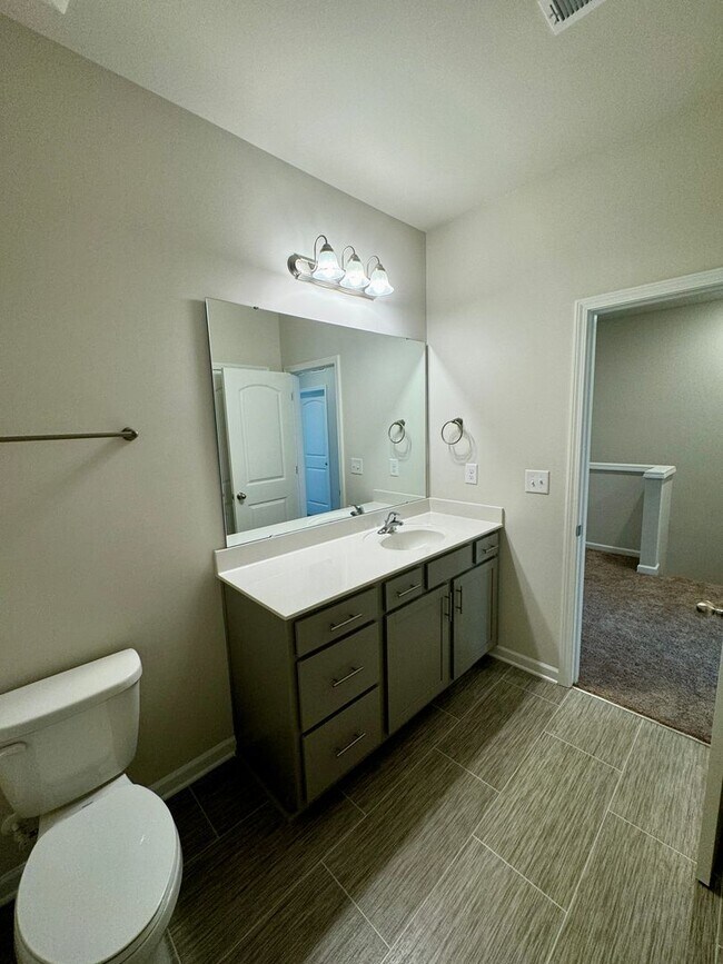 Building Photo - Beautiful, 3BR/2.5BA Townhouse in Gastonia