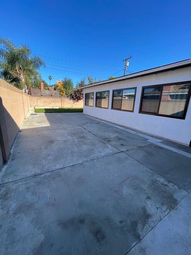 Building Photo - 3 Bedroom 2 Bathroom Home in Huntington Beach with Air Conditioning