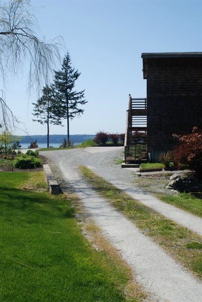 Building Photo - 1 bedroom 1 bath Apartment Camano MIL water views!