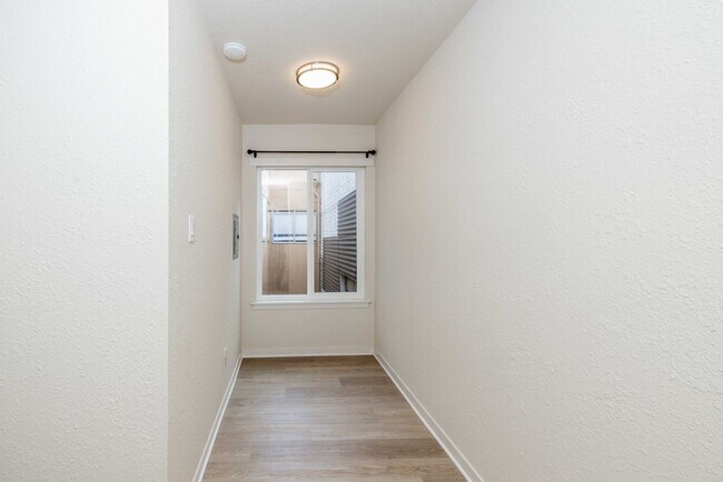 Building Photo - Fully Remodeled, Top Floor! On-site Laundry, New Stainless Appliances