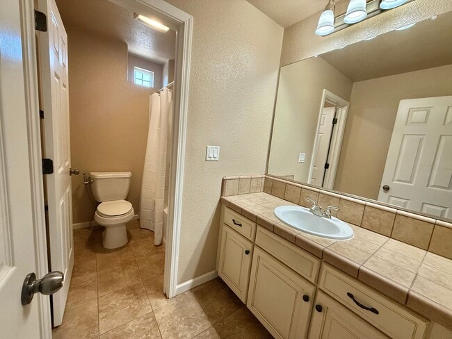 Building Photo - Charming 4 Bedroom Home in Springlake