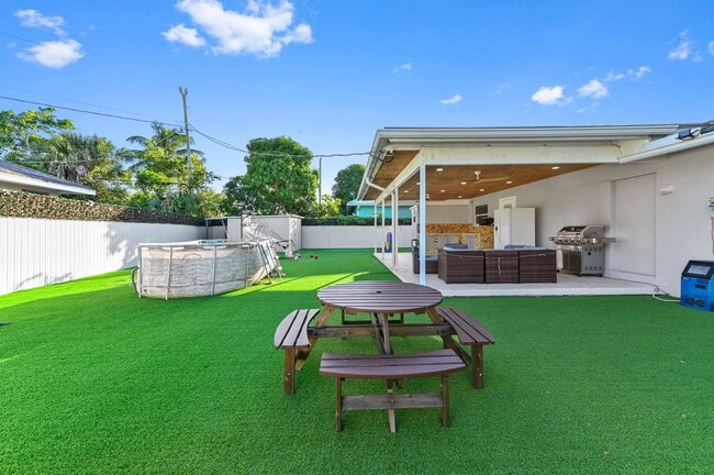 Building Photo - 2128 Dock St