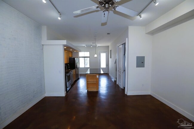 Building Photo - 613 N Alcaniz St