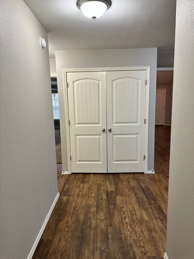 Building Photo - 3 Bedroom 2 Bathroom For Rent in Bentonville!