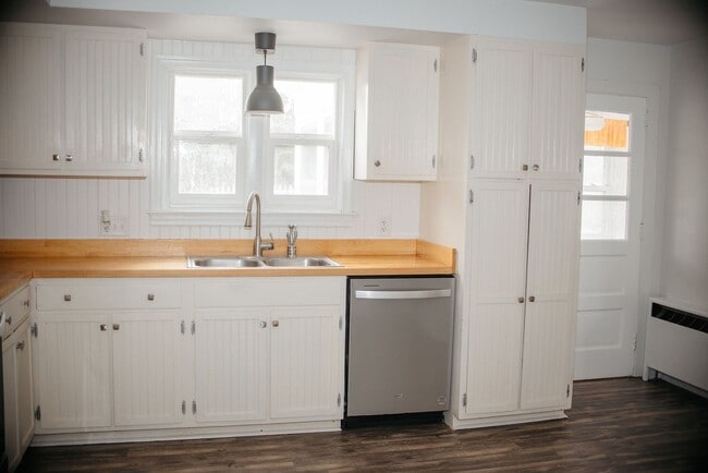 Building Photo - 870 E Main St