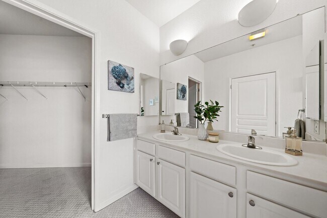 Building Photo - Epic REA - Top floor, Sweeping Views, 3 BR...