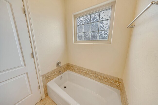 Building Photo - 832 Montclair Dr