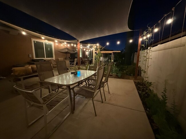 Building Photo - 848 Reyana Way