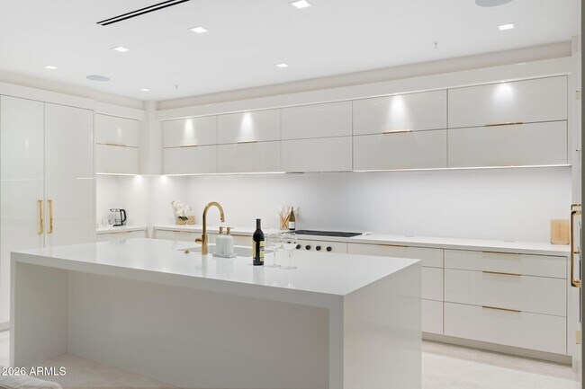 Building Photo - 6587 N Palmeraie Blvd