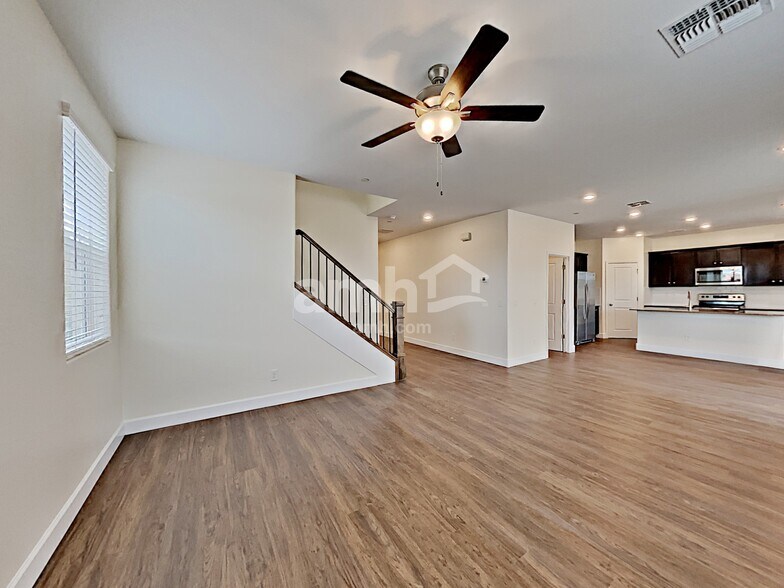 Building Photo - 5914 W Columbine Dr