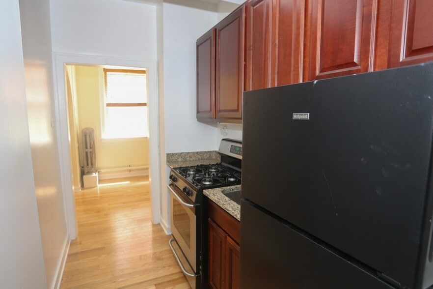 Building Photo - 549 W Surf St