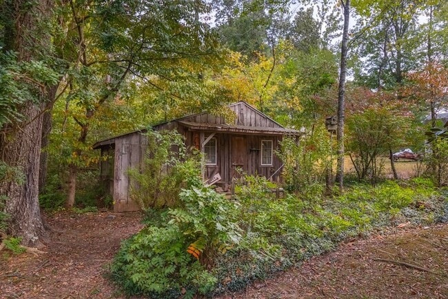 Building Photo - 204 Lake Cir Dr