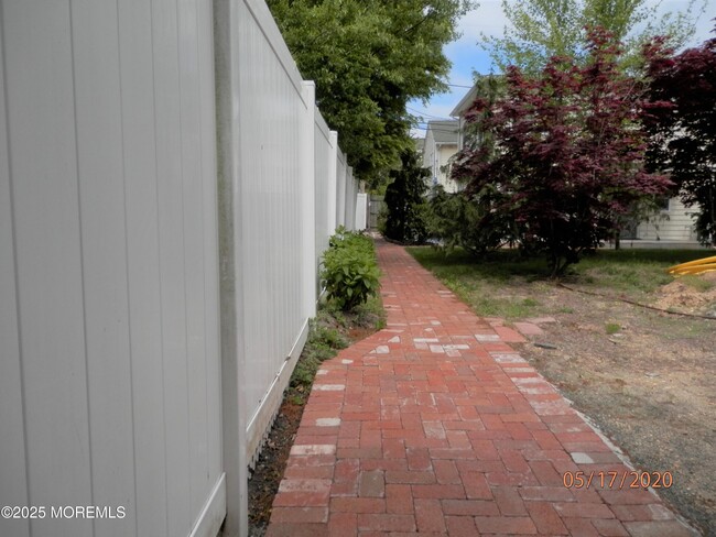 Building Photo - 616 3rd Ave