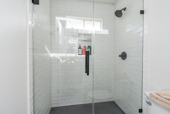 Building Photo - 5926 Brook Bend Dr