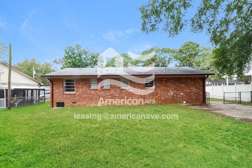 Building Photo - 105 Carver St