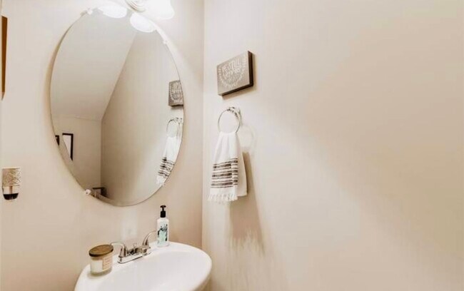 Building Photo - 731 Elmbrook Dr