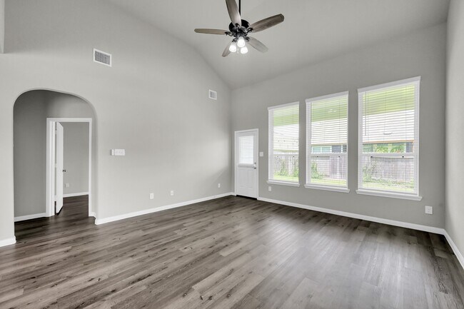 Building Photo - 2237 Raider Dr