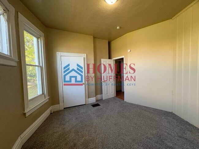 Building Photo - Three Bedroom House | Move in Ready