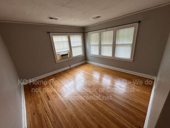 Building Photo - 207 W 51 Terrace