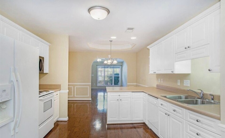 Building Photo - 121 Hayesbury Ct