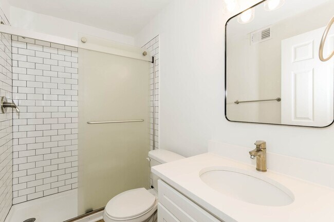 Building Photo - One Month Free ~ 1 bed/1 bath on King St.