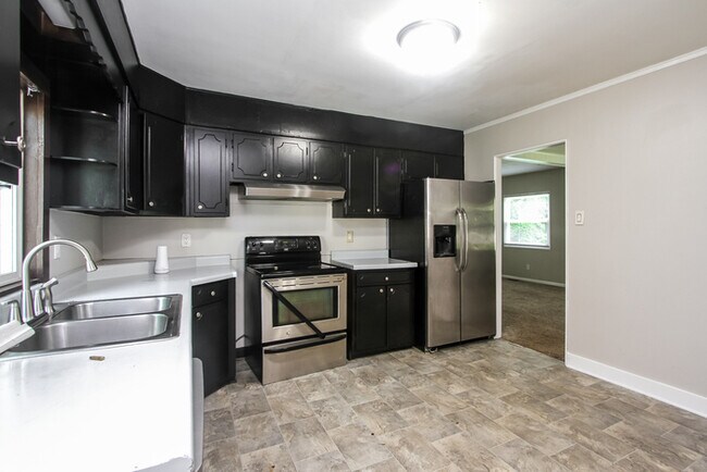 Building Photo - Fantastic 3bd/2ba home! Coming soon!