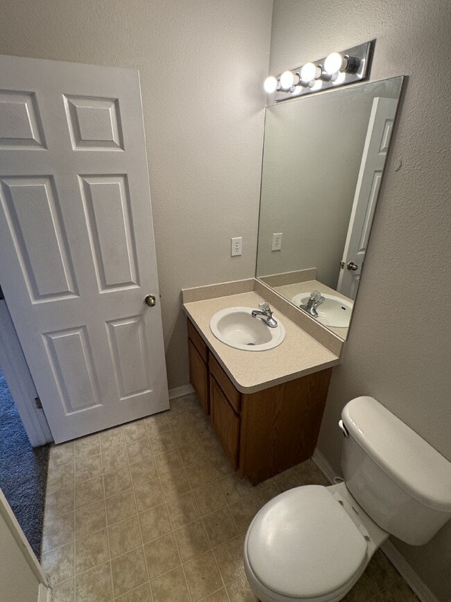 Building Photo - "Charming 3-Bed Oasis in Tampa's Heart – Spacious 1,443 Sq. Ft. with 2.5 Baths!"