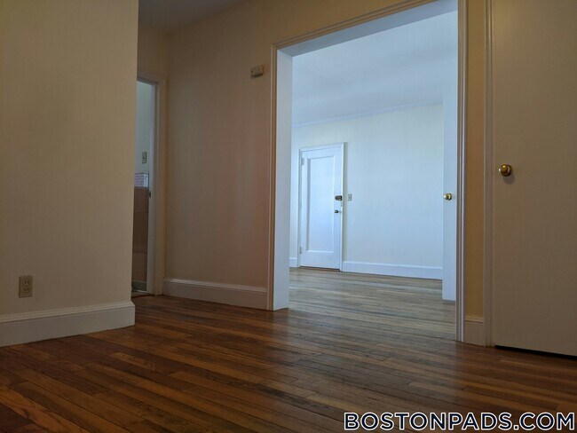 Building Photo - 550 Belmont St