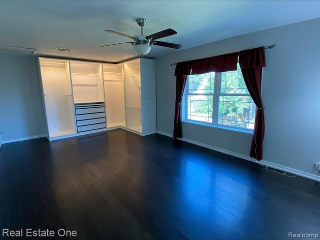 Building Photo - 2043 Vermont Ave