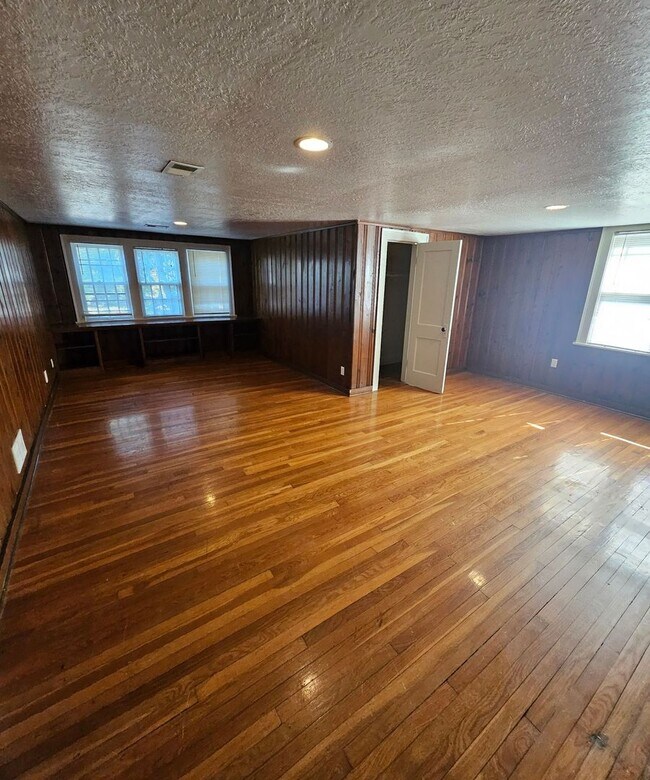 Building Photo - Charming 3-Bed Kansas City Home with Firep...