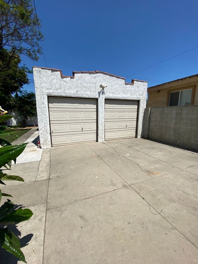 Building Photo - Charming Spanish 3 Bedroom Available!