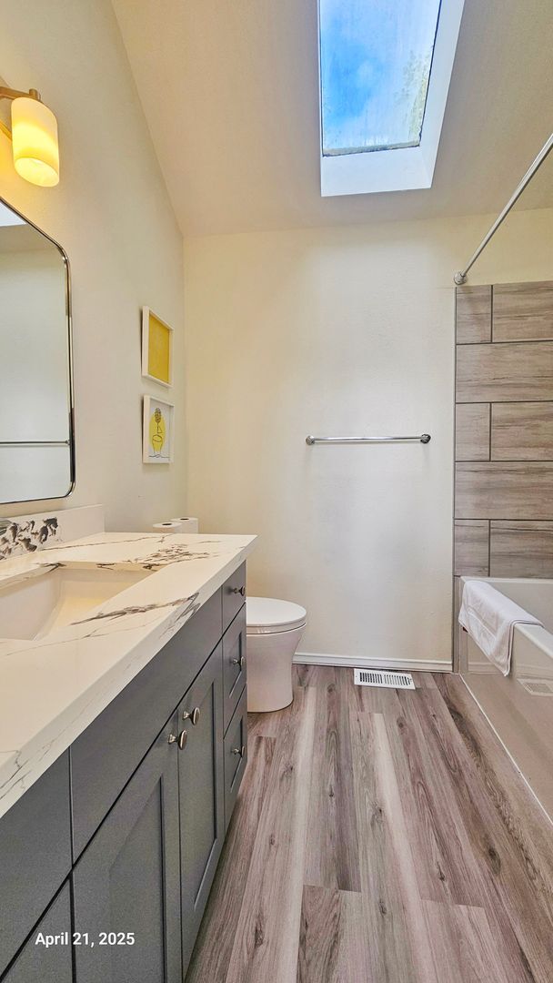 Building Photo - Beautiful Remodeled 4 Bedroom and 2.5 Bathroom Single Family House - Bellevue