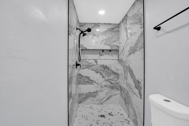 Building Photo - Modern, Stylish 1-Bed, 1-Bath Apartment - Electric, Water, Grounds Care, and Pest Control all Inc...