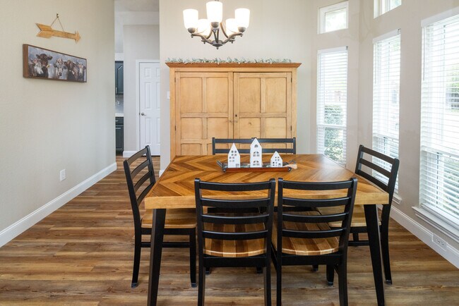 Building Photo - 3410 Los Alamos Ln