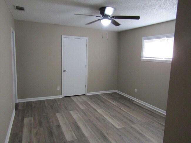 Building Photo - 255 Garden Cir