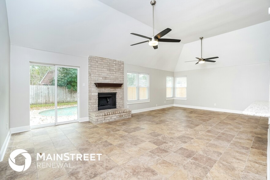 Building Photo - 15619 Fern Ridge Dr