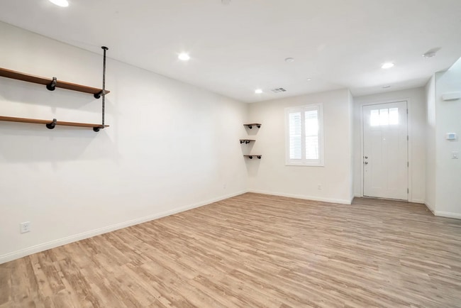 Building Photo - 849 E Sunset Rd