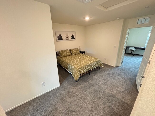 Building Photo - Gorgeous 3Bed/2.5Bath/2Car Townhome located in Southwest Las Vegas- Make the Move for Less: $300 ...