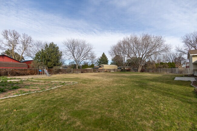 Building Photo - 1132 S Amaya Ave