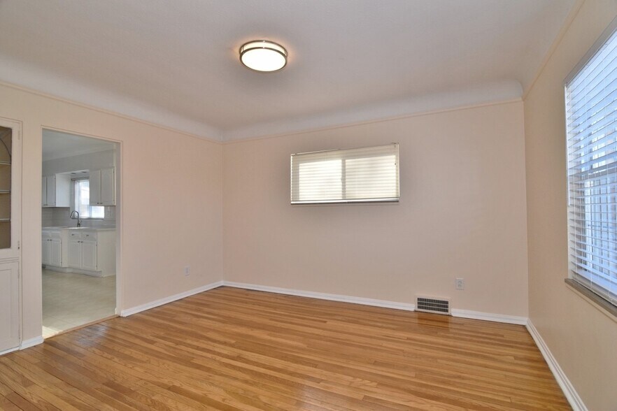 Building Photo - 2025 Riverside Dr