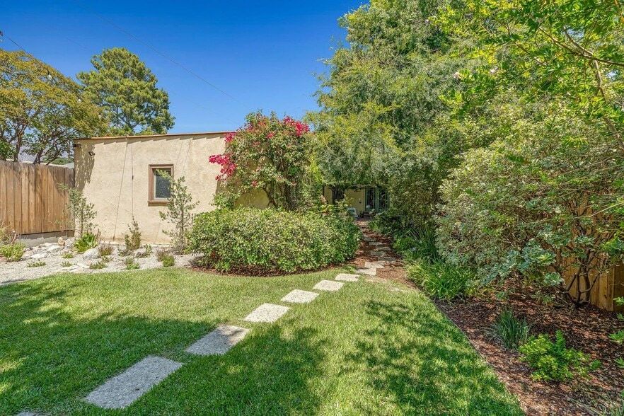 Building Photo - 1053 N Mar Vista Ave