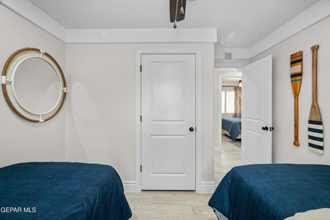 Building Photo - 854 Mallett St