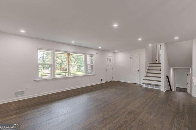 Building Photo - 2352 Glendale Dr