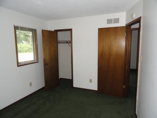 Back bedroom closet - 1340 Pleasant View Dr