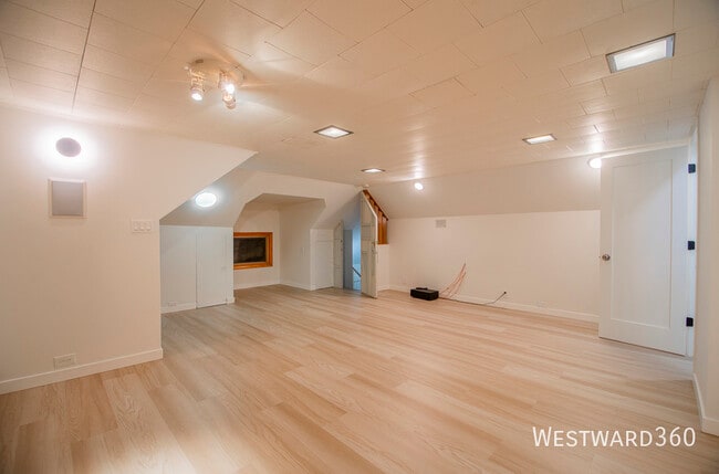 Building Photo - 4037 N Hamlin Ave