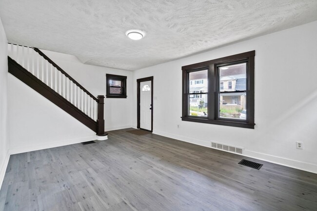 Building Photo - 3 bed 1 bathroom - central air, outdoor sp...