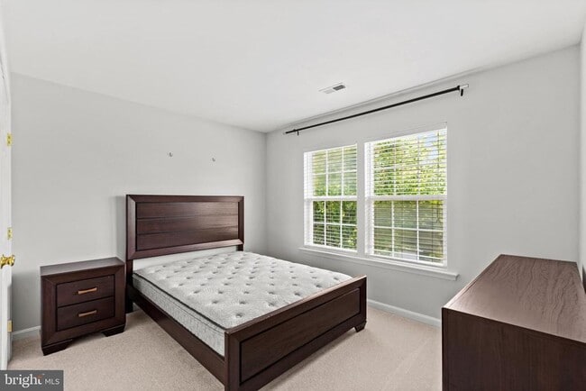 Building Photo - 45370 Barefoot Dr